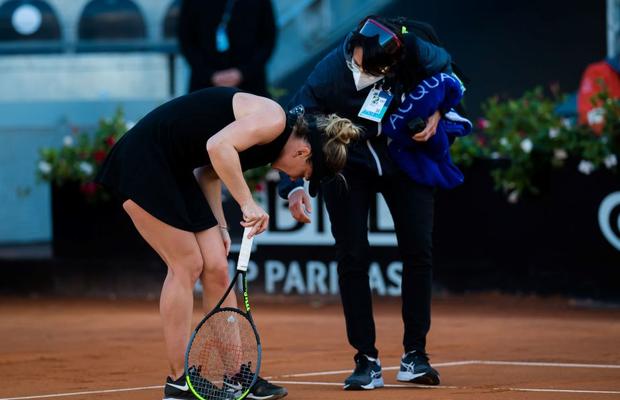 Opinie medicală în cazul Simonei Halep: „Poate fi forțare extremă sau oboseală musculară cronică” + Gestul îngrijorător sesizat de specialiști