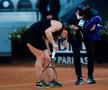 Simona Halep palpând locul dureros după accidentare Foto Hepta