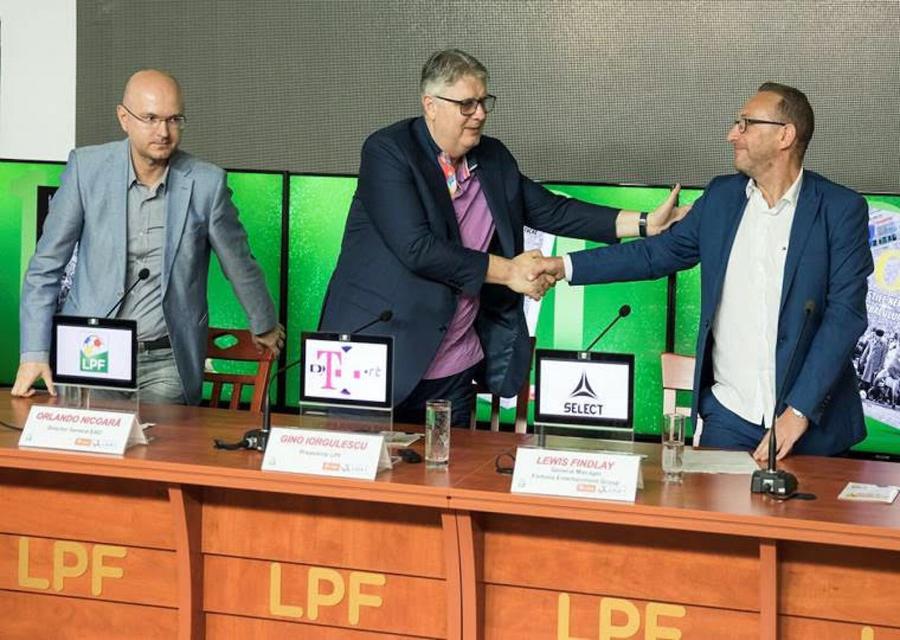Gino Iorgulescu îi strânge mâna CEO-ului FEG, Lewis Findlay, la semnarea parteneriatului dintre LPF și Casa Pariurilor Conflict de interese în Liga 1: directorul juridic al LPF, contract de consultanță prin firma iubitei cu Casa Pariurilor, sponsorul campionatului