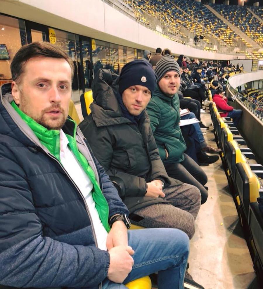 Constantin Stătescu, primul din stânga, în tribunele Arenei Naționale Conflict de interese în Liga 1: directorul juridic al LPF, contract de consultanță prin firma iubitei cu Casa Pariurilor, sponsorul campionatului