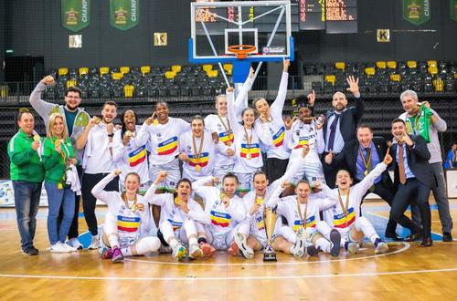 Jucătoarele de la Sepsi-SIC Sfântu Gheorghe sărbătorind al șaselea titlu național alături de Zoran Mikes FOTO Brigitta Miska