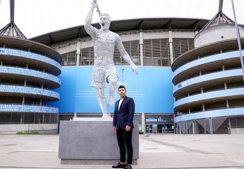 Sergio Aguero și statuia sa din fața stadionului „Ettihad”