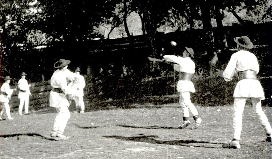 Imagine de la un joc de oină din 1935 Nu ne-au vrut oina la Atena, în 1896!