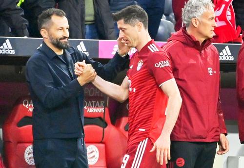 Directorul sportiv al lui Bayern, Hasan Salihamidzic, și Robert Lewandowski, foto: Imago
