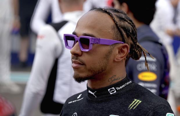 Lewis Hamilton riscă să fie suspendat, dacă nu renunță la toate bijuteriile