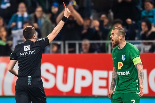 Universitatea Craiova - Farul » Denis Alibec, 32 de ani, a fost eliminat în prelungirile primei reprize.