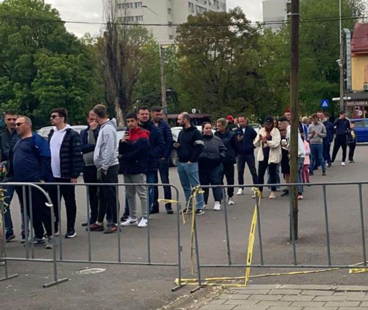 Coadă la bilete pentru FCSB  - CFR Cluj