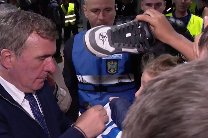 Universitatea Craiova - Farul 1-1 » La finalul partidei, Gică Hagi (58 de ani), managerul dobrogenilor, a stat 20 de minute la autografe, deși remiza din Bănie s-ar putea să-l coste titlul!