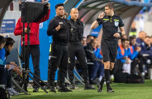 Universitatea Craiova - Farul » Derby-ul din etapa #8 a play-off-ului a debutat cu un penalty acordat de brigada de arbitri condusă de Andrei Chivulete și ratat de Denis Alibec.