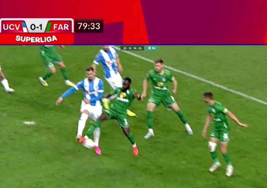 CSU Craiova - Farul 1-1. Penalty-ul comis de Boli, după faultul la Koljic Foștii coechipieri l-au ascultat pe Hagi și au reacționat: „Îl contrazicem pe Gică. Atât ne pricepem și noi”