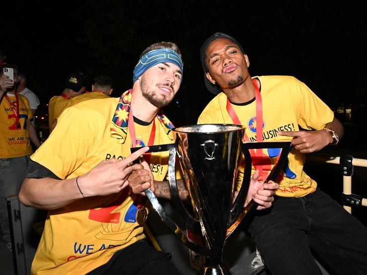 FCSB a plecat de la Arena Națională cu un autocar special. 5.000 de fani i-au așteptat la Ateneul Român FOTO Răzvan Păsărică / sportpictures.eu
