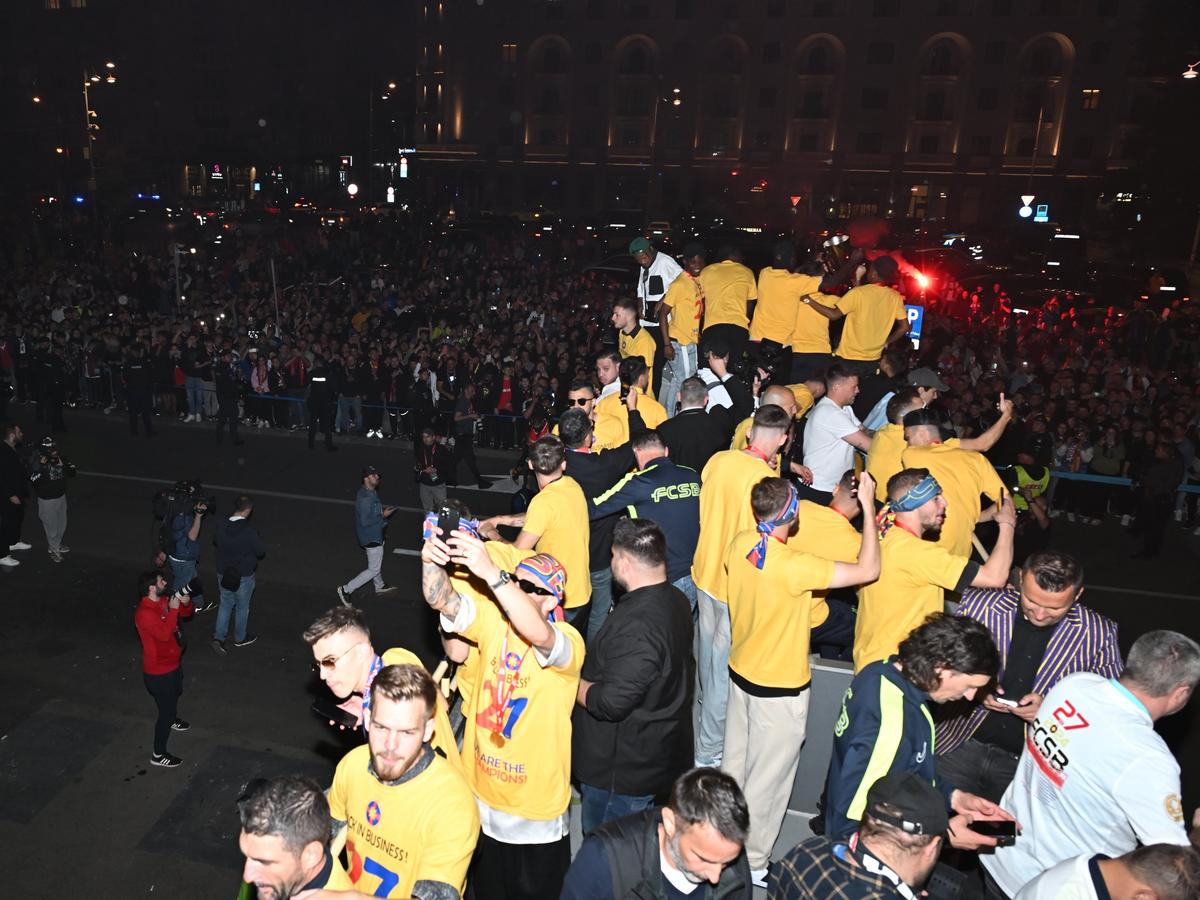 Imagini din autocarul campionilor de la FCSB