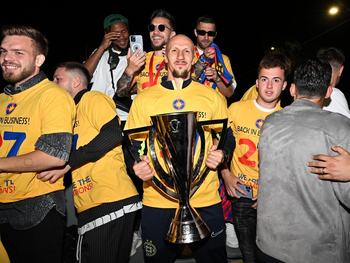 Imagini din autocarul campionilor de la FCSB