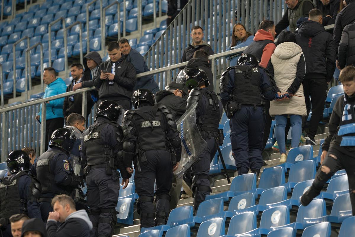 Retrogradarea lui FCU Craiova în 30 de puncte » Amandinele „centralului” Barbu, huliganii din peluză, dezamăgirea lui Mititelu și nervii juniorului