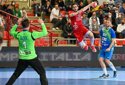 Umberto Bronzo, cu numărul 13, a purtat-o pe Italia spre CM de handbal masculin