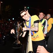 FCSB a plecat de la Arena Națională cu un autocar special. 5.000 de fani i-au așteptat la Ateneul Român FOTO Răzvan Păsărică / sportpictures.eu
