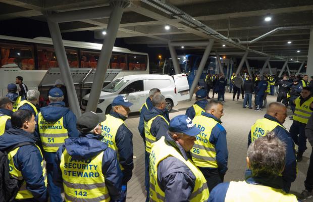 Retrogradarea lui FCU Craiova în 30 de puncte » Amandinele „centralului” Barbu, huliganii din peluză, dezamăgirea lui Mititelu și nervii juniorului