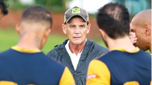 Paulo Roberto Santos, la unul dintre ultimele antrenamente cu jucătorii lui Brasiliense