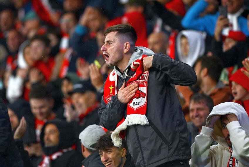 Suporterii lui Dinamo au trăit meciul la intensitate maximă / FOTO: Raed Krishan (GSP)