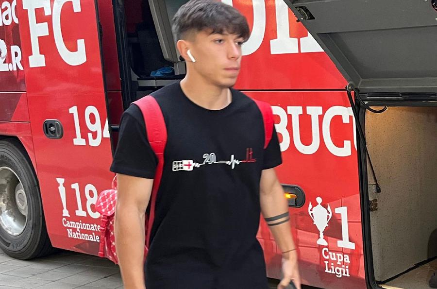 Costin Amzăr, la sosirea la stadion / FOTO: Carmen Dumitru (GSP) Așa s-a trăit pe stadion Dinamo - UTA » 10 detalii surprinse de GSP: de la Vița de Vie la manele și flashmob, bannerele fanilor și „talismanul” transportat în autocar