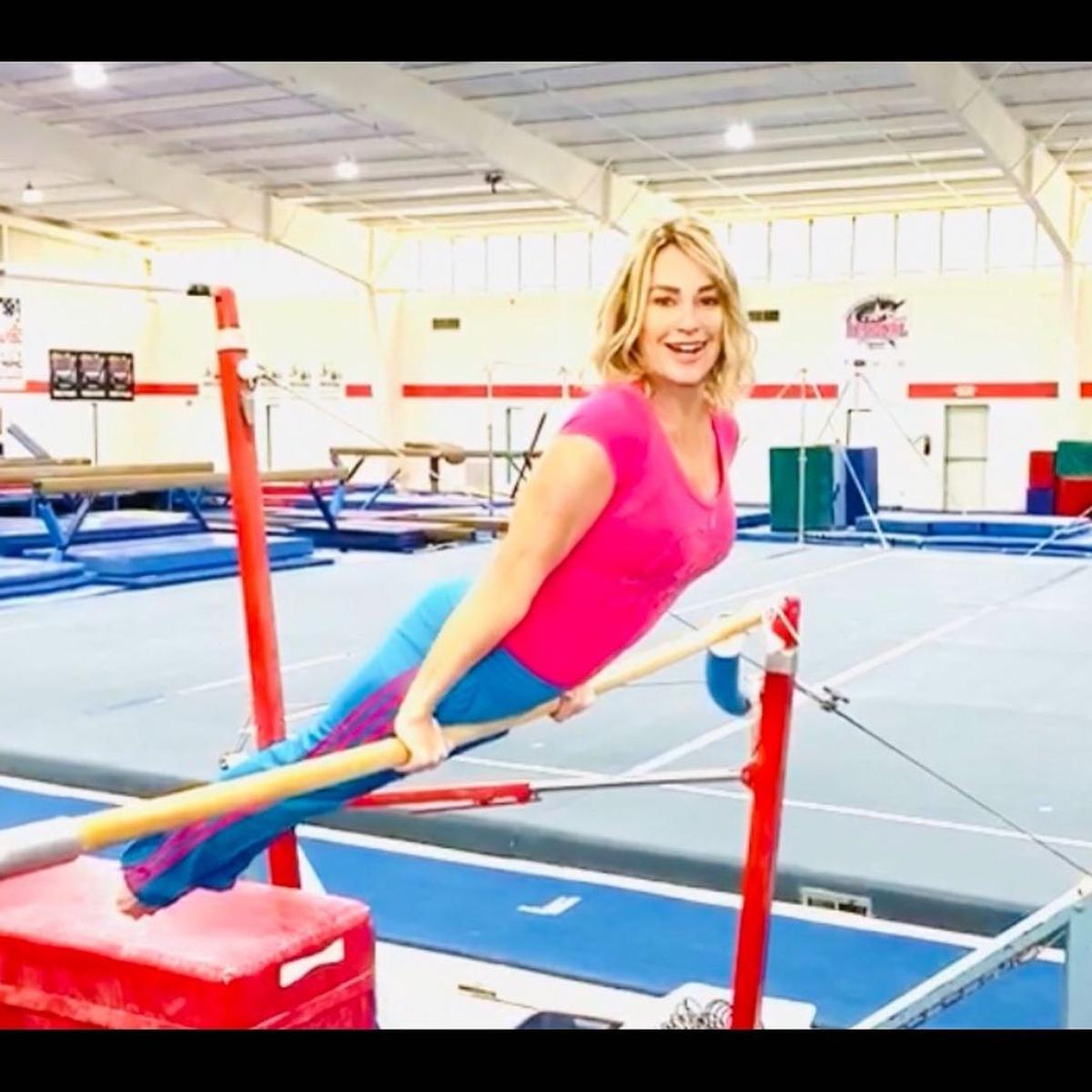 Nadia Comăneci, o mamă mândră » Cum s-a afișat fiul „Zeiței” de la Montreal, alături de iubita lui, la balul de absolvire