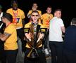 FCSB a plecat de la Arena Națională cu un autocar special. 5.000 de fani i-au așteptat la Ateneul Român FOTO Răzvan Păsărică / sportpictures.eu