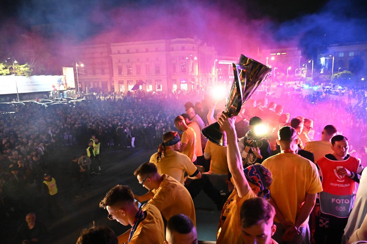 Au apărut imaginile „păstrate la sertar” » FCSB a făcut noapte roș-albastră pe străzile din București
