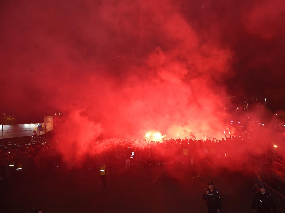 Au apărut imaginile „păstrate la sertar” » FCSB a făcut noapte roș-albastră pe străzile din București