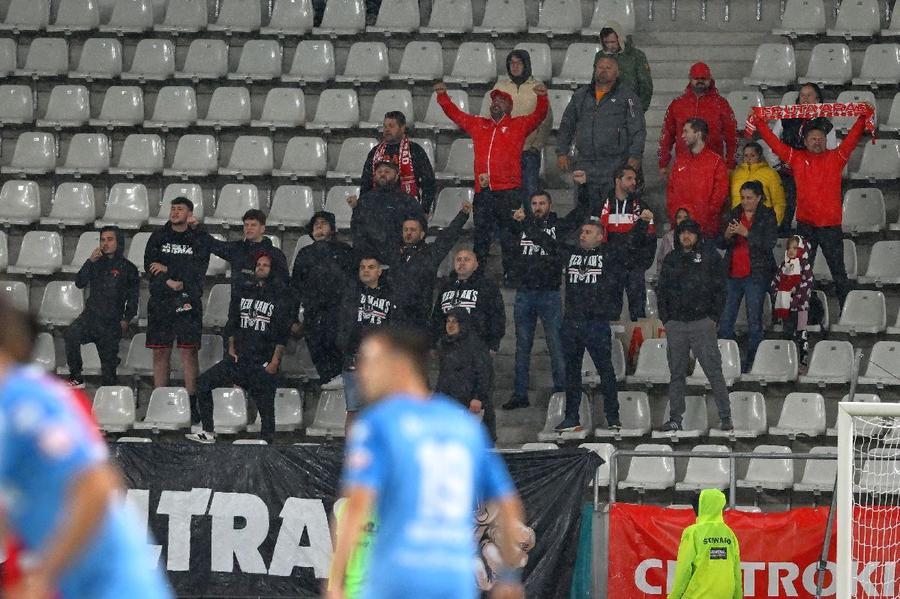 Sectorul galeriei oaspete, la Dinamo - UTA / FOTO: Raed Krishan Așa s-a trăit pe stadion Dinamo - UTA » 10 detalii surprinse de GSP: de la Vița de Vie la manele și flashmob, bannerele fanilor și „talismanul” transportat în autocar