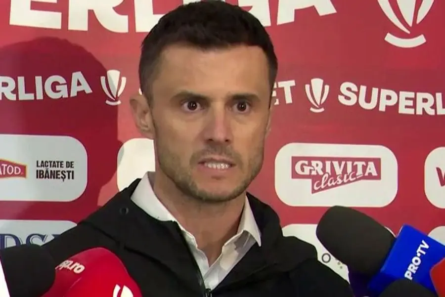Andrei Nicolescu și, pe fundal, brand-ul ce se numără printre sponsorii grupării Primul Lucescu care a sosit la Dinamo