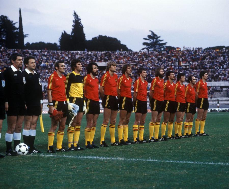 Nicolae Rainea, la finala dintre Belgia și Germania de Vest. Sursă foto: Imago Istvan Kovacs, într-o galerie selectă » Ce alți arbitri români au mai oficiat finale mari din fotbalul european