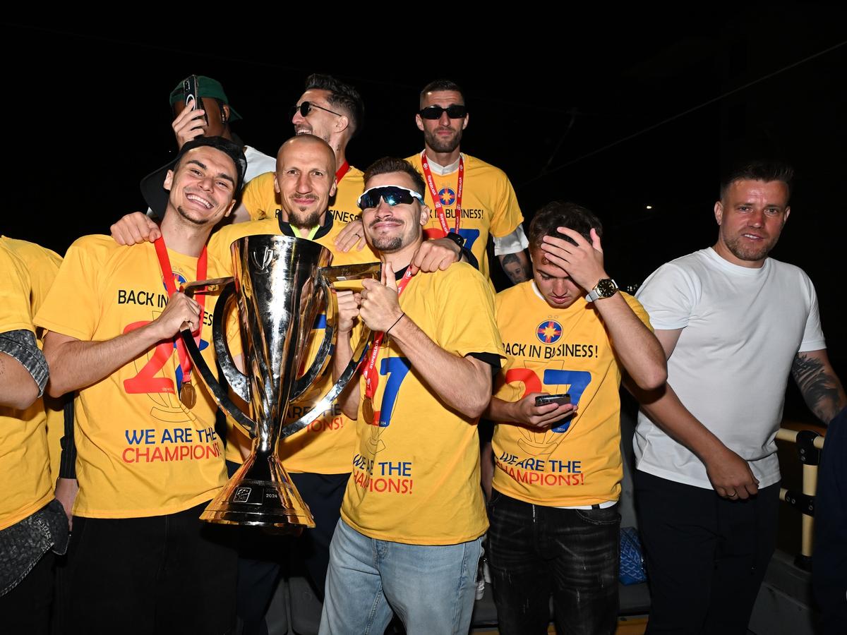 Imagini din autocarul campionilor de la FCSB
