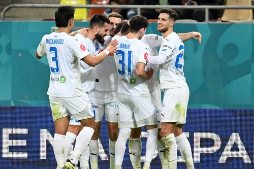 Gjoko Zajkov (al doilea de la stânga la dreapta) pleacă de la Universitatea Craiova, foto: Imago Images