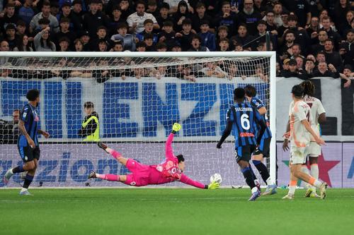 Mile Svilar n-a putut ajunge la mingea trimisă de Ibrahim Sulemana, așa cum portarul sârb a priit gol și de la un fan al Atalantei / Foto: Imago