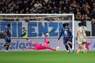 Fază incredibilă în Serie A » Un fan din peluză a pătruns pe teren și a dat gol din penalty + Ce a urmat!