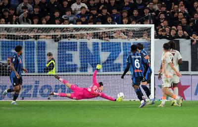 Fază incredibilă în Serie A » Un fan din peluză a pătruns pe teren și a dat gol din penalty + Ce a urmat!