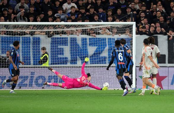 Fază incredibilă în Serie A » Un fan din peluză a pătruns pe teren și a dat gol din penalty + Ce a urmat!