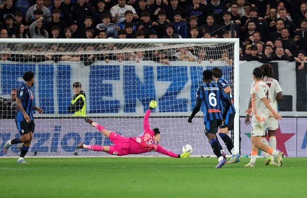 Fază incredibilă în Serie A » Un fan din peluză a pătruns pe teren și a dat gol din penalty + Ce a urmat!