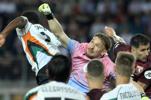Ionuț Andrei Radu a zburat în poarta Veneziei și în remiza cu Torino (1-1) / Foto: Imago