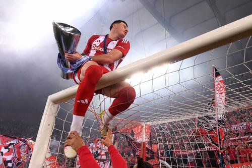 Olympiakos a sărbătorit pe 4 mai câștigarea titlului #48 și calificarea automată în grupa unică a Champions League. Foto: Imago Images
