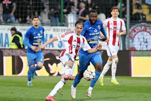 Un club din Superliga și-a plătit „regește” un jucător total nepregătit, transferat într-un moment dificil. Foto: Răzvan Păsărică