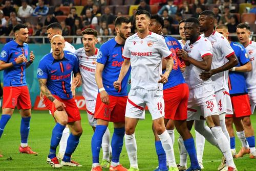 Josue Homawoo, cu numărul 28, foto: Facebook @Radio Dinamo 1948