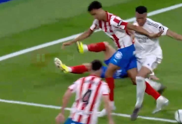 Real Madrid - Girona 1-1: minutul 88, Mbappe este lovit cu cotul în figură de Vitor Reis și se alege cu arcada spartă, dar arbitrii nu acordă penalty.