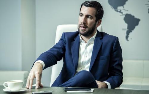 Enrique Riquelme (37 de ani) este rivalul cu accent mexican care vrea să-l detroneze pe Florentino Perez de la Real Madrid