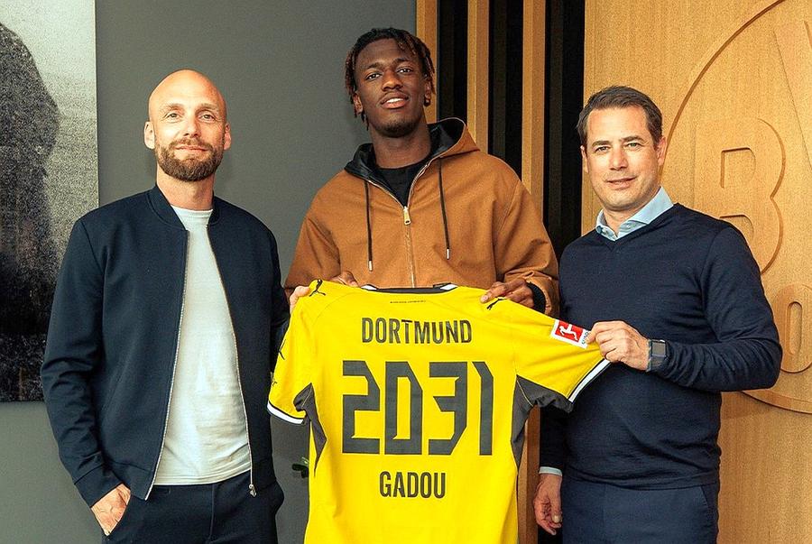 Joane Gadou, alături de Ole Book și Lars Ricken (oficialii Borussiei Dortmund). Foto: Instagram Borussia Dortmund a anunțat prima achiziție a verii: 20 milioane de euro pentru uriașul de 1,95 metri