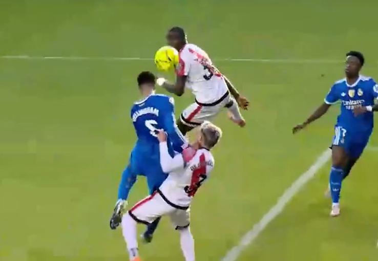 Presupus penalty neacordat în Rayo - Real 0-0: minutul 22, Bellingham ținut de Chavarria