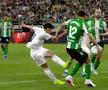Real Betis - Real Madrid 1-1: henț comis de Ricardo Rodriguez în propriul careu, dar faza este întoarsă pentru un presupus ofsaid la Bellingham (următoarea imagine)