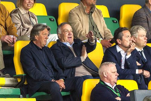 Dick Advocaat, central, aici în tribune la un Fortuna Sittard - Feyenoord pe 3 mai // foto: Imago Images