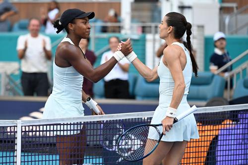 Sorana Cîrstea și Coco Gauff, la fileu, la Miami/Foto: Imago Images