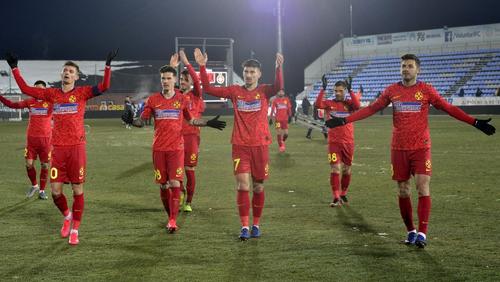 Gigi Becali (61 de ani) nu-i mai primește în antrenamente pe Bălgrădean (32) și pe Adi Popa (31), dar nu le permite nici să se mute de acum la alte cluburi. Îi șicanează sperând că fotbaliștii vor ceda salariile pentru iunie, ultima lună din contracte.